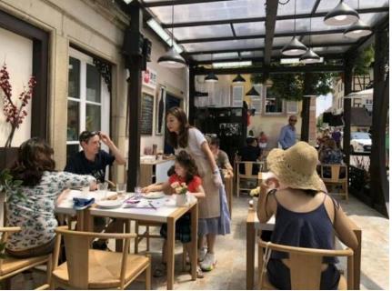 赵薇无修图曝光：赵薇舒淇法国录节目,肤白貌美