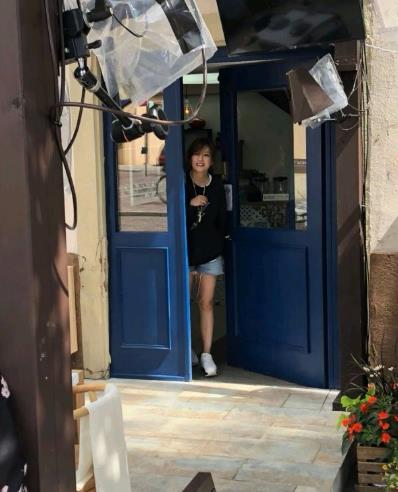 赵薇无修图曝光：赵薇舒淇法国录节目,肤白貌美