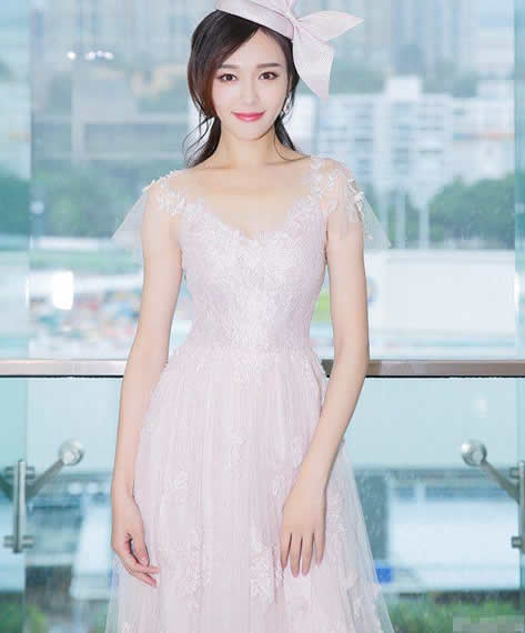 唐嫣穿长裙优雅十足:一见唐嫣误终身,优雅和气质的结合 唐嫣穿长裙优雅十足:一见唐嫣误终身,优雅和气质的结合