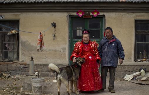 5旬女子离家多年户口被注销,一年四季穿婚纱（组图）