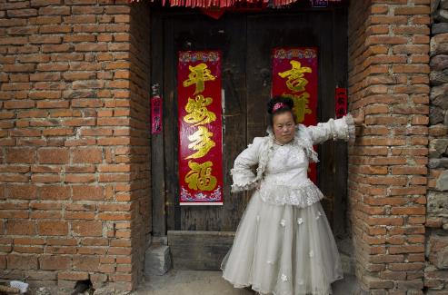 5旬女子离家多年户口被注销,一年四季穿婚纱（组图）