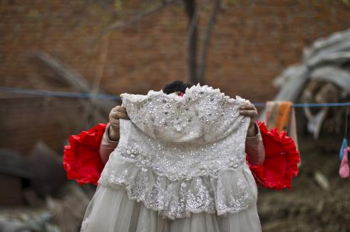 5旬女子离家多年户口被注销,一年四季穿婚纱（组图）