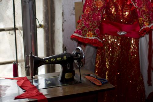 5旬女子离家多年户口被注销,一年四季穿婚纱（组图）