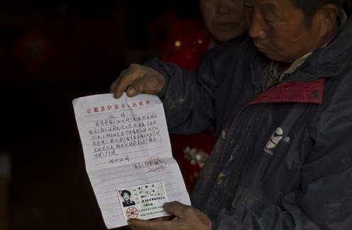 5旬女子离家多年户口被注销,一年四季穿婚纱(组图) 5旬女子离家多年户口被注销,一年四季穿婚纱(组图)