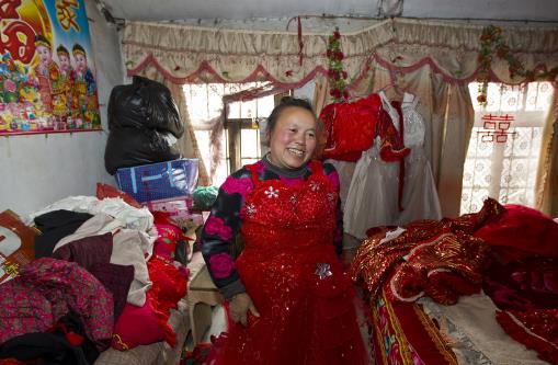 5旬女子离家多年户口被注销,一年四季穿婚纱(组图) 5旬女子离家多年户口被注销,一年四季穿婚纱(组图)