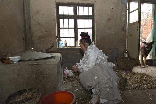 5旬女子离家多年户口被注销,一年四季穿婚纱(组图) 5旬女子离家多年户口被注销,一年四季穿婚纱(组图)