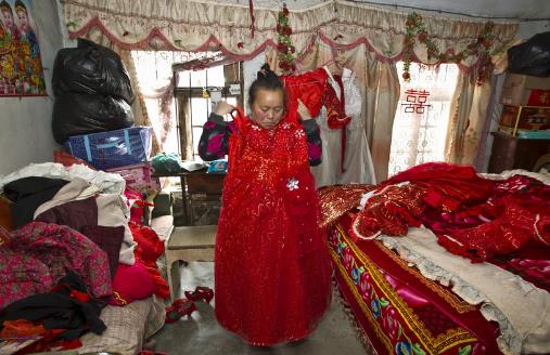 5旬女子离家多年户口被注销,一年四季穿婚纱(组图) 5旬女子离家多年户口被注销,一年四季穿婚纱(组图)