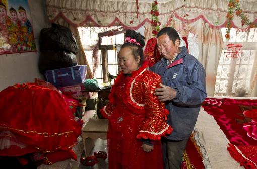 5旬女子离家多年户口被注销,一年四季穿婚纱(组图) 5旬女子离家多年户口被注销,一年四季穿婚纱(组图)