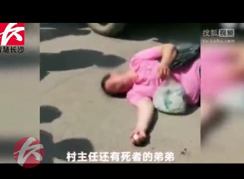 殡仪店女老板葬礼上撒泼打滚:没买我家殡仪用品（现场画面）