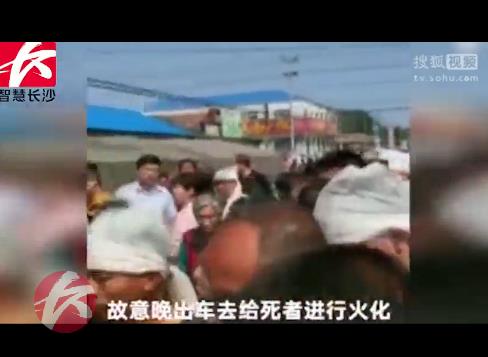 殡仪店女老板葬礼上撒泼打滚:没买我家殡仪用品（现场画面）