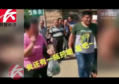 殡仪店女老板葬礼上撒泼打滚:没买我家殡仪用品（现场画面）