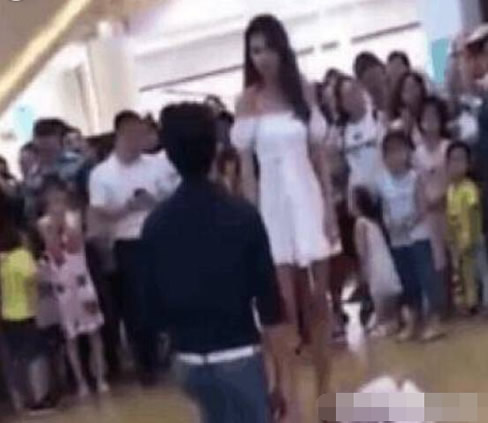 男子向女友求婚被拒：黑衣女子强行抢戏（图）