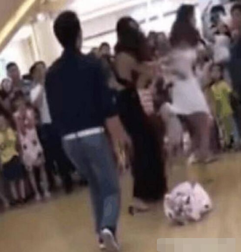 男子向女友求婚被拒：黑衣女子强行抢戏（图）