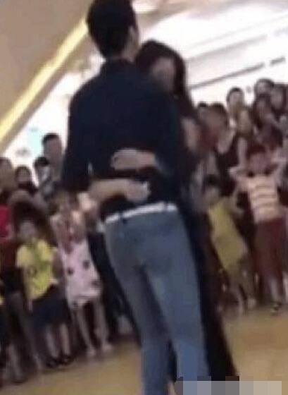 男子向女友求婚被拒：黑衣女子强行抢戏（图）