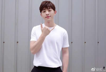 邓伦为吴磊高考加油:无与伦比兄弟情深(组图) 邓伦为吴磊高考加油:无与伦比兄弟情深(组图)