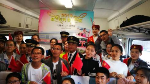 全国唯一高考专列:免费照相,为少数民族考生留下一份纪念 全国唯一高考专列:免费照相,为少数民族考生留下一份纪念