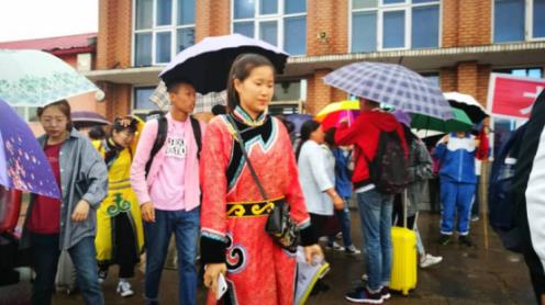 全国唯一高考专列:免费照相,为少数民族考生留下一份纪念 全国唯一高考专列:免费照相,为少数民族考生留下一份纪念