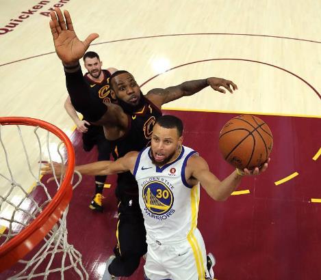 三分10中1!勇士险胜难掩库里低迷(组图) 三分10中1!勇士险胜难掩库里低迷(组图)