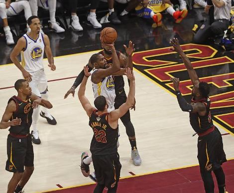 三分10中1!勇士险胜难掩库里低迷(组图) 三分10中1!勇士险胜难掩库里低迷(组图)