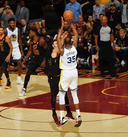 三分10中1!勇士险胜难掩库里低迷(组图) 三分10中1!勇士险胜难掩库里低迷(组图)