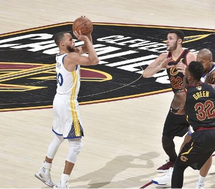 三分10中1!勇士险胜难掩库里低迷(组图) 三分10中1!勇士险胜难掩库里低迷(组图)