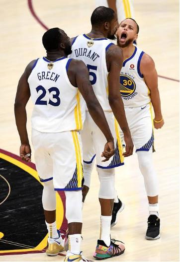 三分10中1!勇士险胜难掩库里低迷(组图) 三分10中1!勇士险胜难掩库里低迷(组图)