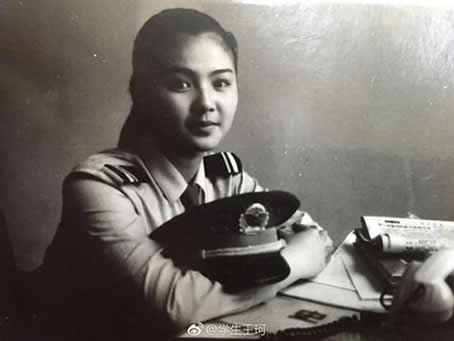 王珂晒刘涛军装照：刘涛扎着马尾,十分的青涩军装照