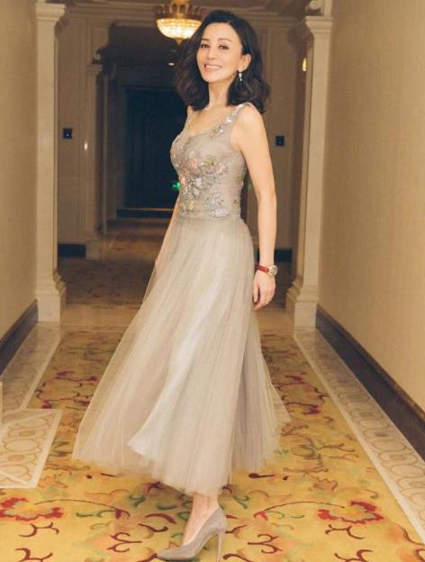 47岁雪姨依然坚挺：一件吊带纱裙,画面十分唯美