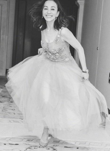 47岁雪姨依然坚挺：一件吊带纱裙,画面十分唯美