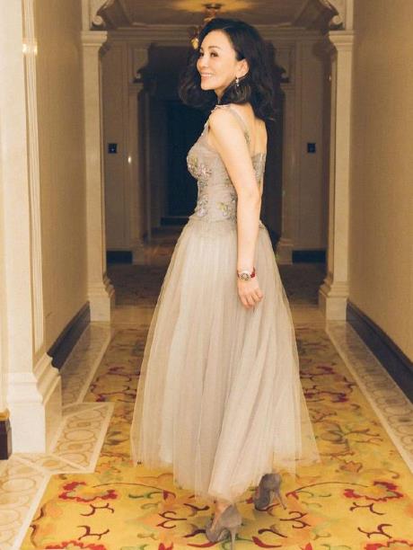 47岁雪姨依然坚挺：一件吊带纱裙,画面十分唯美