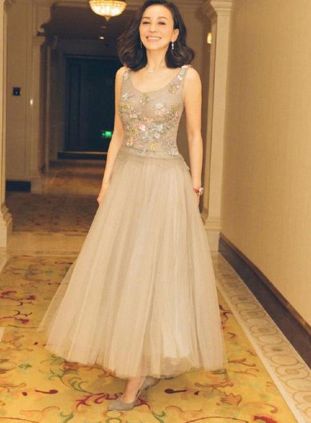 47岁雪姨依然坚挺：一件吊带纱裙,画面十分唯美