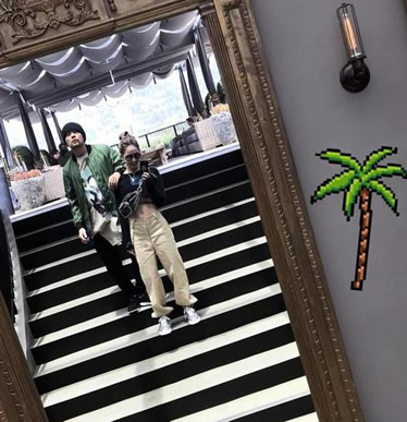 昆凌穿露脐装秀腹肌：丸子头笑容甜美,昆凌健身照片