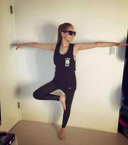 昆凌穿露脐装秀腹肌：丸子头笑容甜美,昆凌健身照片