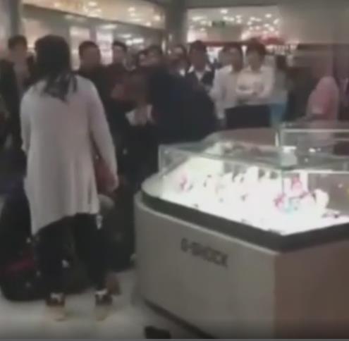 老婆打小三老公打老婆：原配打小三丈夫竟帮小三打妻子