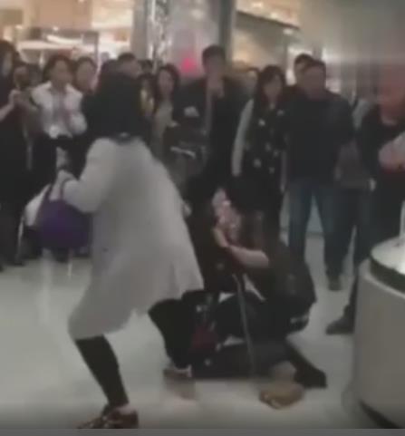 老婆打小三老公打老婆：原配打小三丈夫竟帮小三打妻子