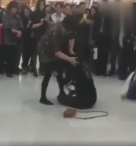老婆打小三老公打老婆:原配打小三丈夫竟帮小三打妻子