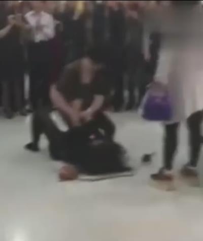 老婆打小三老公打老婆：原配打小三丈夫竟帮小三打妻子