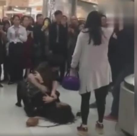 老婆打小三老公打老婆：原配打小三丈夫竟帮小三打妻子