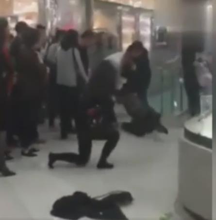 老婆打小三老公打老婆：原配打小三丈夫竟帮小三打妻子