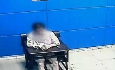 女子和老外又亲又抱:背后藏不可告人秘密(图) 女子和老外又亲又抱:背后藏不可告人秘密(图)