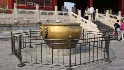 故宫里的大缸是什么:故宫308口大缸是做什么用的 故宫里的大缸是什么:故宫308口大缸是做什么用的