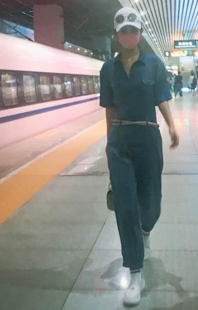 赵丽颖走模特步：连体裤高铁里走模特步,女王范十足
