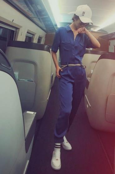 赵丽颖走模特步：连体裤高铁里走模特步,女王范十足