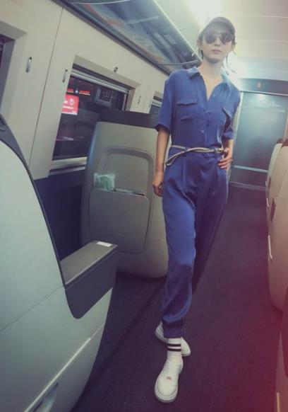 赵丽颖走模特步：连体裤高铁里走模特步,女王范十足