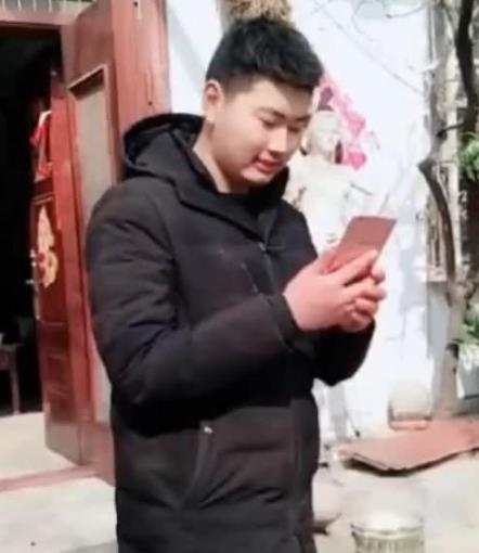 大衣哥儿子近况曝光：大衣哥儿子做什么的（组图）