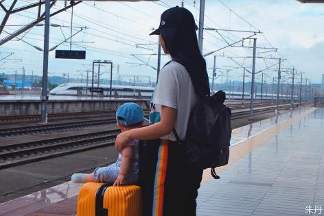 朱丹带女儿坐高铁:8个月大的女儿,画面十分有喜感 朱丹带女儿坐高铁:8个月大的女儿,画面十分有喜感