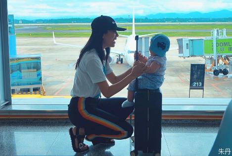 朱丹带女儿坐高铁:8个月大的女儿,画面十分有喜感 朱丹带女儿坐高铁:8个月大的女儿,画面十分有喜感