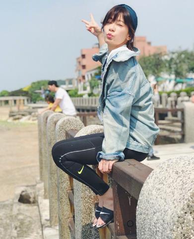 贾静雯晒照表不舍：妈妈是超人收官了（组图）