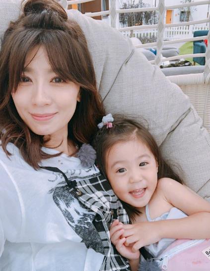 贾静雯晒照表不舍：妈妈是超人收官了（组图）