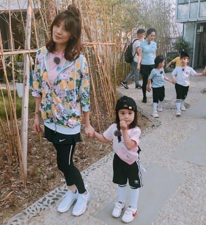 贾静雯晒照表不舍：妈妈是超人收官了（组图）